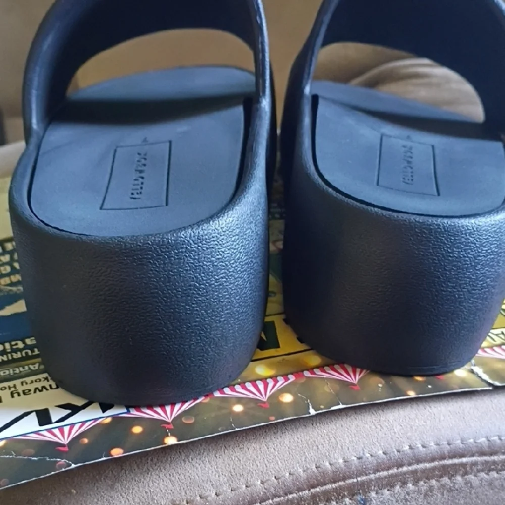 Yellow Box Black Slide Sandals Women's Size 7 - Picture 6 of 7